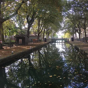 Paris, Au Bord Du Canal Saint Martin Apartment